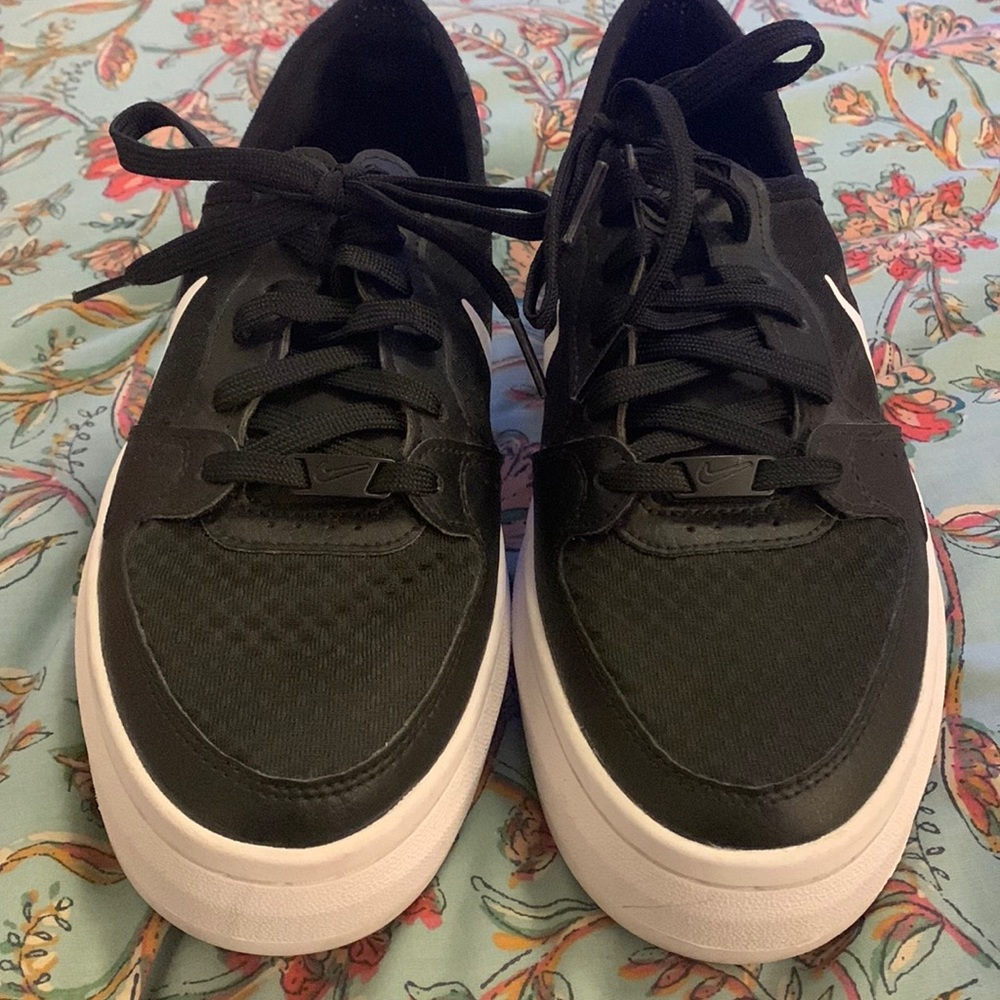 Nike womens court vision Alta size 7.5 worn a couple of times in great shape